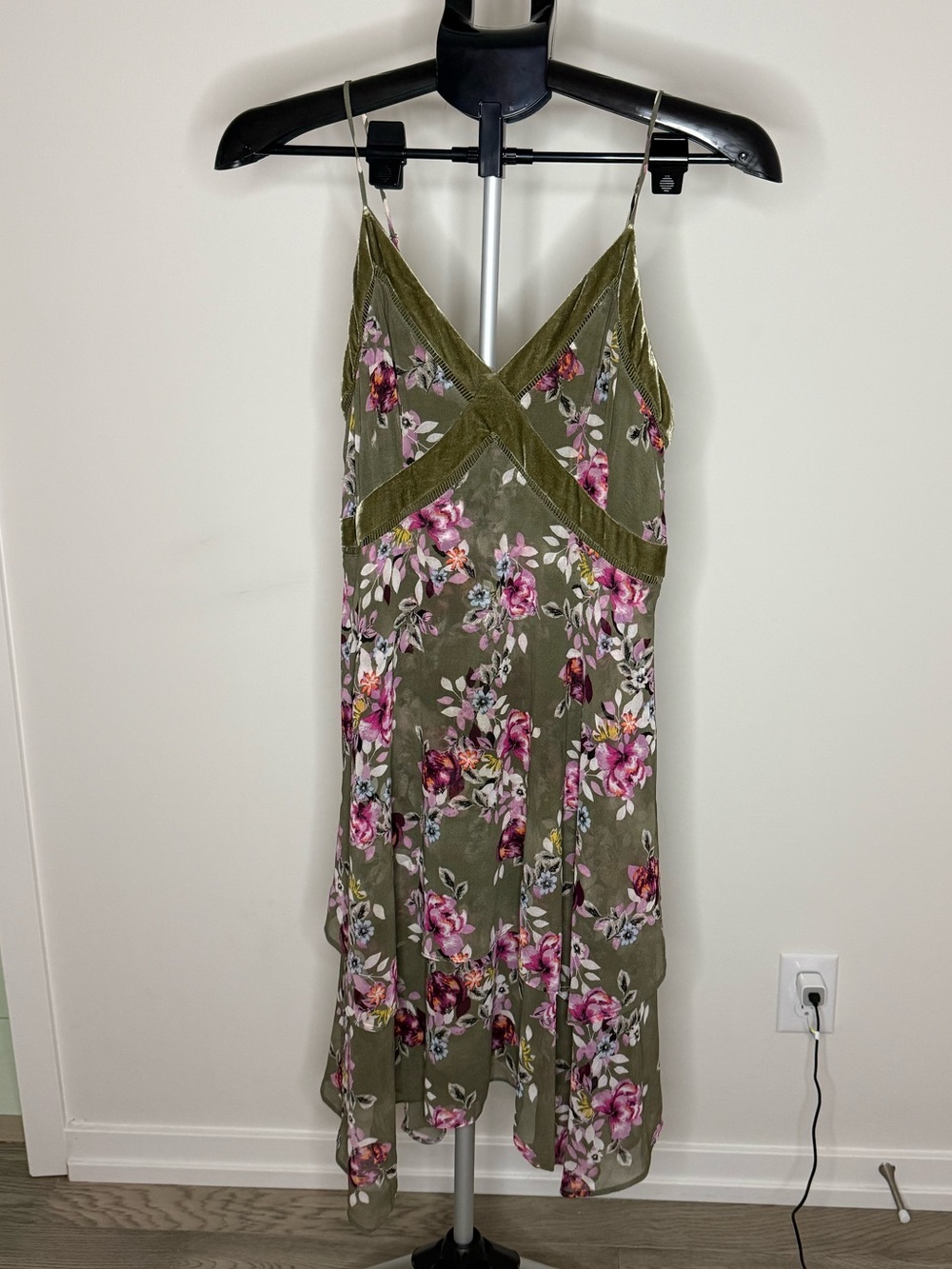 White House Black Market Floral Chiffon Dress with Velvet Trim | Size 4 - Picture 5 of 6